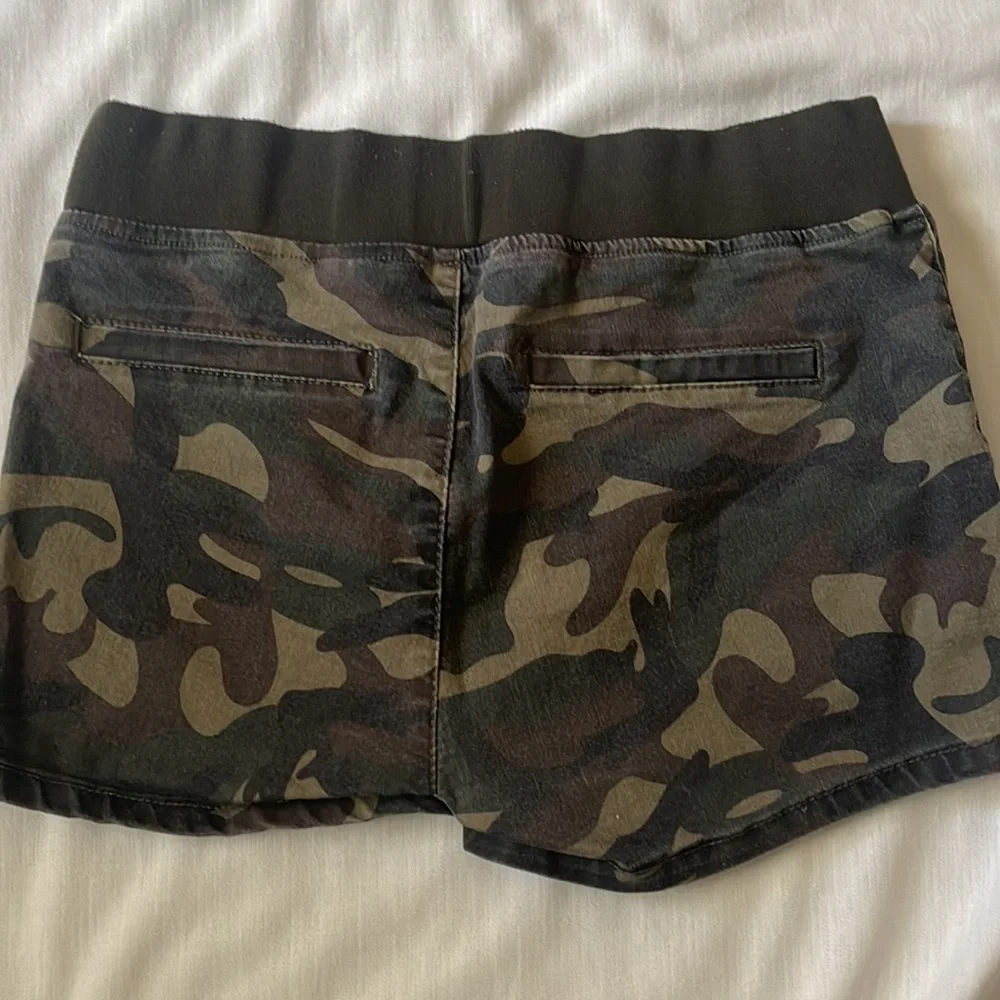 Camo Shorts - sz 11/12 - Picture 5 of 7